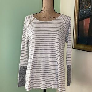 5/$20 Potter’s pot tunic stripped grey size small